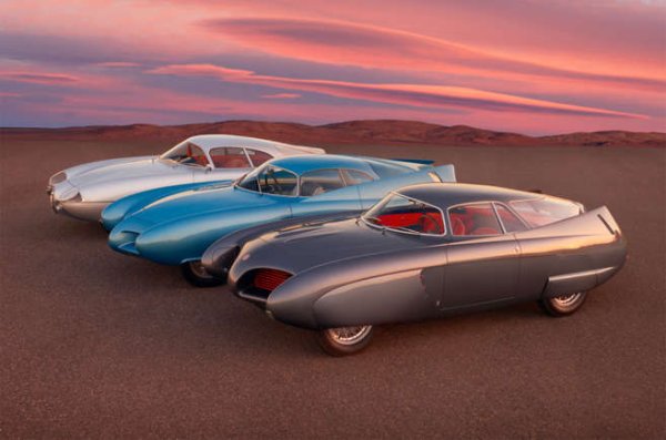 Bertone си сътрудничи с Alfa Romeo, за да създаде серия от концептуални автомобили с възможно най-ниските коефициенти на съпротивление. Известни като BAT (Berlina Aerodinamica Tecnica), те са показани на автомобилни изложения в Торино през 1953, 54 и 55 година. Всеки от тях е базиран на серийния Alfa Romeo 1900. И всички са радикално оребрени и с крилати панели, ниски линии на покрива и странични прозорци под ъгъл.

BAT 5 (1953 г) тежи само 1100 кг  и постигна стойност на Cd от 0,23. BAT 7 (1954) намалява стойността на Cd до 0,19; а BAT 9 (1955) е по-малко екстремен и проектиран да изглежда повече като сериен автомобил на Alfa.